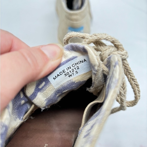 Toms cream color wedge heel botties size 7.5 - Picture 7 of 8